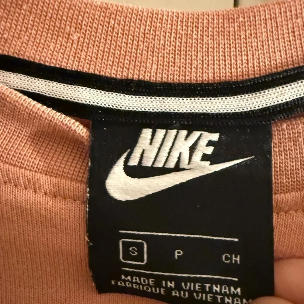 Nike Women's Cropped Long Sleeve Top -